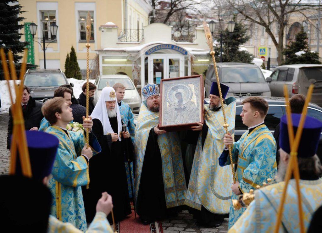 خبرنگاران شمایل گردانی رهبر کلیسای ارتدکس روسیه در مسکو برای مقابله با کرونا