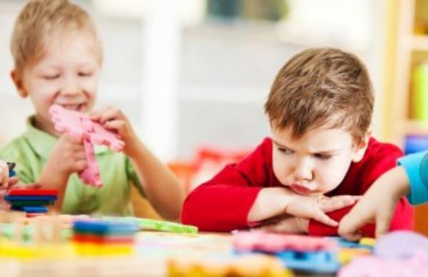 آیا مدارس بچه ها اوتیسم از بچه ها دیگر جدا می شود؟