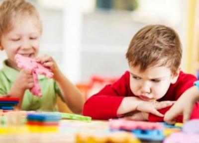 آیا مدارس بچه ها اوتیسم از بچه ها دیگر جدا می شود؟