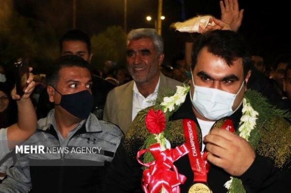 قهرمان پاراوزنه برداری جهان با استقبال مردم وارد زادگاهش قهرمان پاراوزنه برداری جهان با استقبال مردم وارد زادگاهش شد