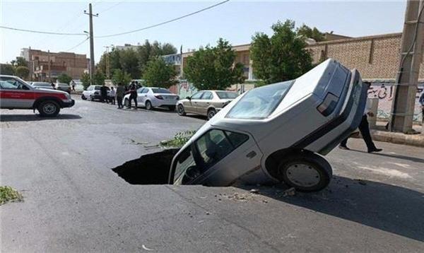 سقوط عجیب یک خودرو در زابل؛ زمین دهان باز کرد!